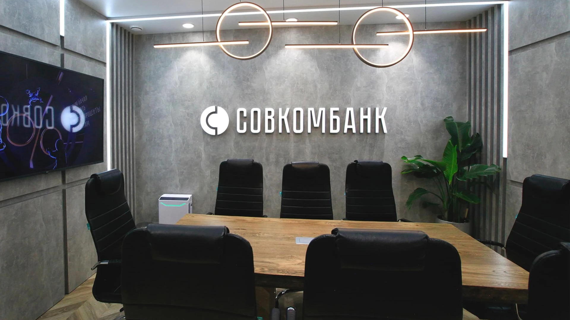 Переговорные пространства Совкомбанка, оформленные панно с духе соцреализма также отличились вниманием к деталям и гармонично сочетались с внешним оформлением