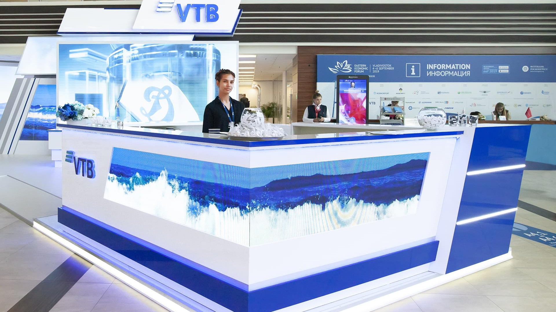 Выставочное пространство ВТБ на ВЭФ-2019 воплотило в себе сочетание узнаваемого брендинга Банка и моря – символичной отсылки к месту проведения Форума