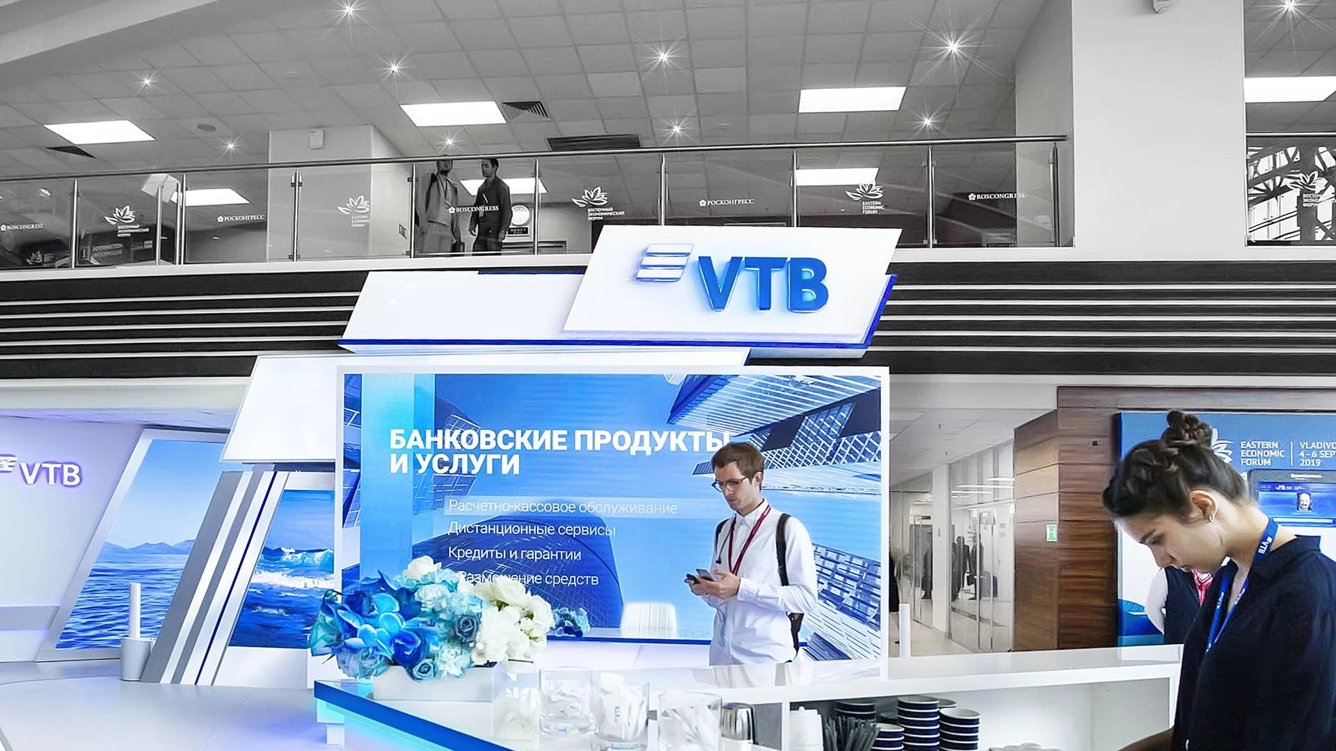 Дизайн стенда ВТБ традиционно содержит в себе динамичные диагональные линии, повторяющие силуэты логотипа