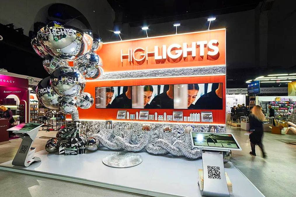 Гофрированные металлизированные трубы в выставочном дизайне