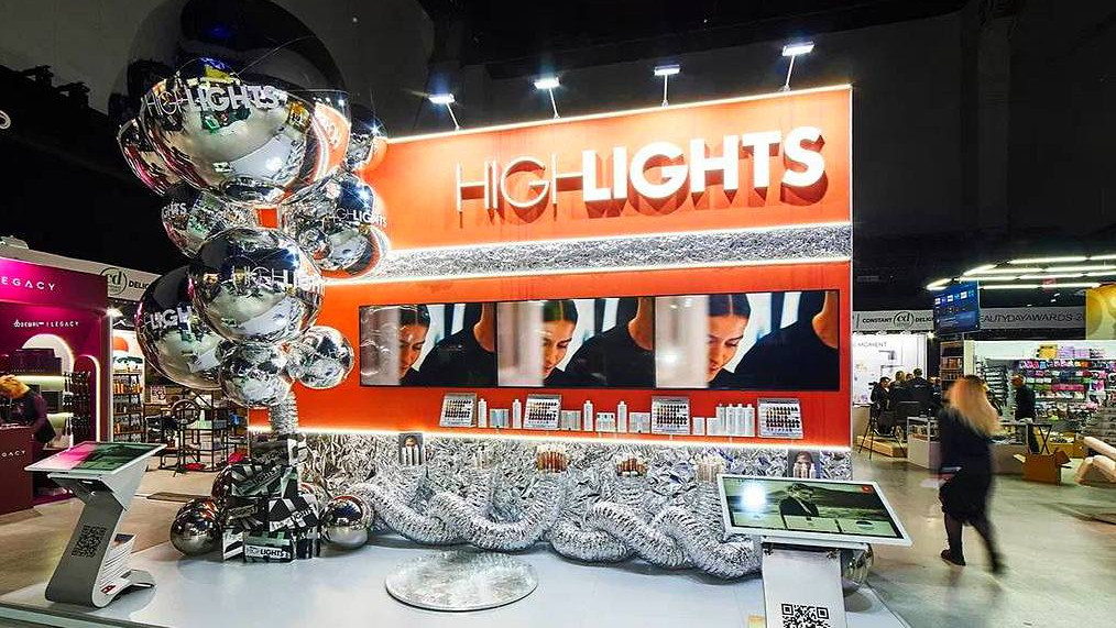 Гофрированные металлизированные трубы в выставочном дизайне